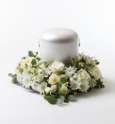 Urnekrans i hvitt og grønt Urnekrans i hvitt og grønt